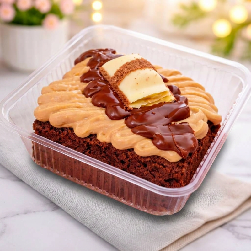Nossa fatia de brownie com camadas de creme de kinder bueno e Nutella