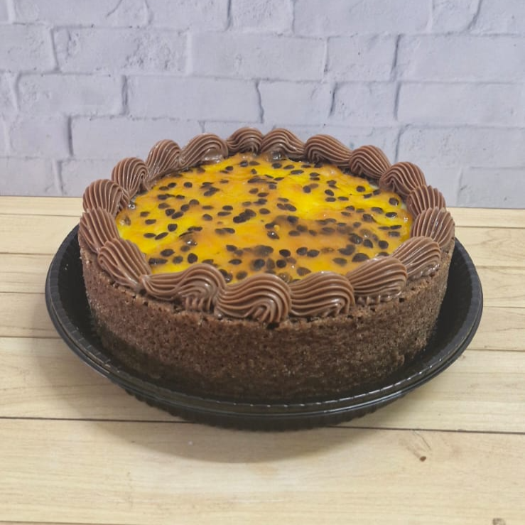 Apresentamos nosso delicioso bolo piscina Chocolate Maracujá 750grs! Composto por uma generosa camada de brigadeiro de maracúja azednho e finalizado com nossa irresistível geleia de artesanal de Maracujá!!!