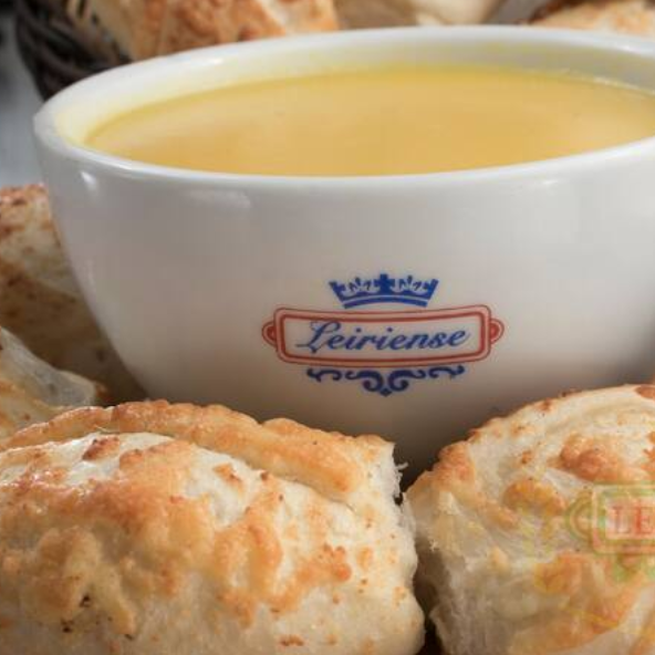 Combo Sopa Creme de Abóbora, acompanhado de 4 mini pães parmesão, delicadamente gratinados, e um pote extra de parmesão para dar aquele toque final. Este prato é uma verdadeira festa para o paladar, com a cremosidade e o sabor característico da abóbora, enriquecido com a textura suave da batata e a riqueza do creme de leite. Ideal para aquecer as noites de inverno, é uma opção requintada que faz parte do nosso Festival de Inverno - Sopas. Redescubra o prazer de uma refeição confortante e cheia de sabor.