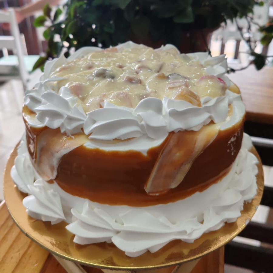 Porcion de queque leche condensada y frutas