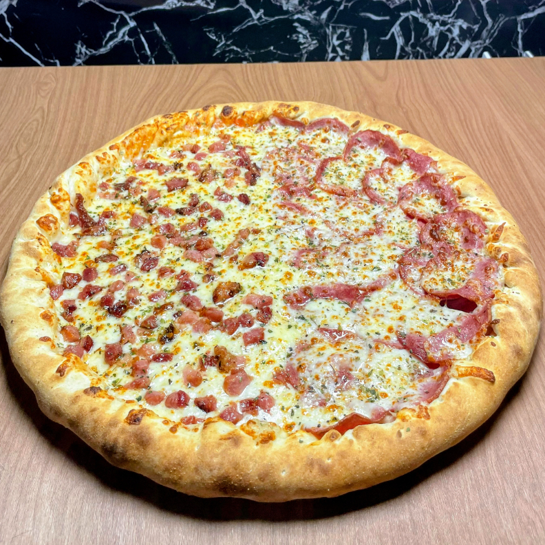 MOLHO MUSSARELA CALABRESA BACON EM CUBOS E OREGANO