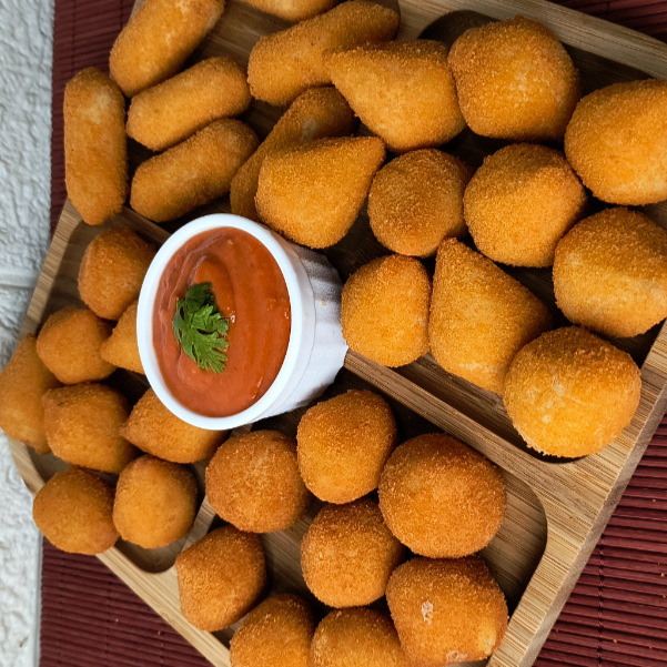 Salgados fritos na hora, com um empanamento especial que garante crocância e leveza a cada mordida. Nossos salgados são sempre sequinhos e saborosos, preparados com todo o cuidado para oferecer a melhor qualidade para você! ----------------tags----------------- coxinha, bolinha de queijo, kibe, risole, churros, croquete, salgado, frito na hora, salgadinho, quente, crocante, recheado, delicioso, lanche, gostoso, aniversário, festa, evento, confraternização, reunião, taxa grátis, entrega rápida, promoção, bom e barato, desconto, taxa na faixa, famoso, oferta, barato, melhor preço, combo, preço baixo, fast food, comida rápida, salgadinho, mini salgado, mini coxinha, buffet, kit, promo, imperdível, perto de mim, próximo de mim, quentinho, frito, coca cola, irresistível, frete grátis, cupom, promo bomb, liberdade, são caetano, Cabula, Paralea, Cab, Sussuarana, Estrada das barreiras. Mini pastel, mini salgados,