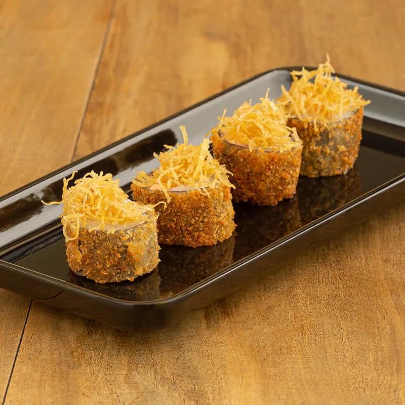 ENROLADINHO DE NORI COM ARROZ JAPONÊS, RECHEADO COM SALMÃO GRELHADO. EMPANADO E FRITO, ACOMPANHA CREAM CHEESE E CRISPI DE BATATA