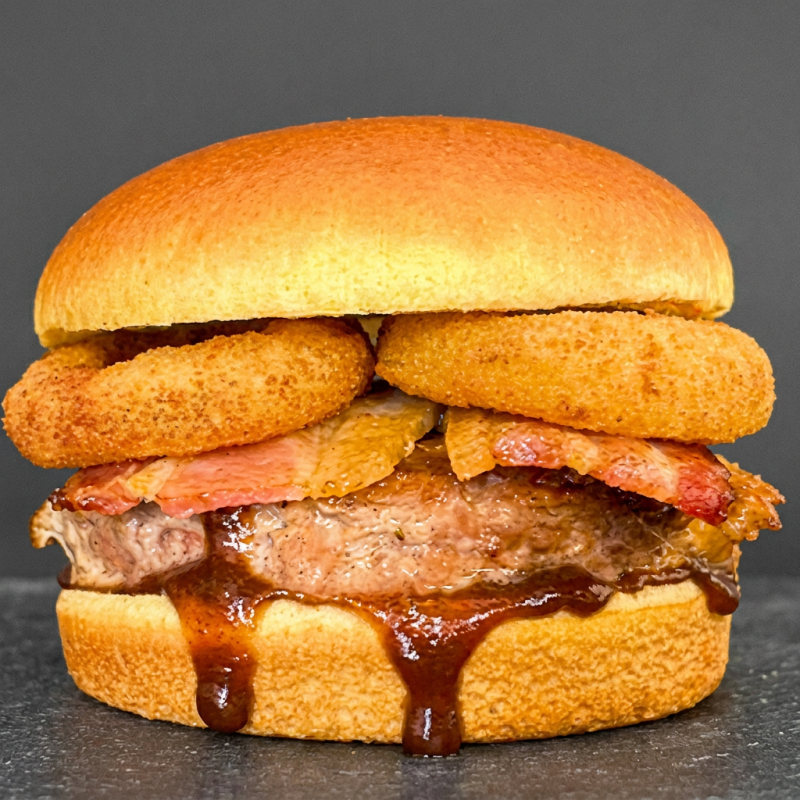 Blend de 160g no pão brioche, com cheddar, bacon crocante, 2 anéis de cebola, molho barbecue e maionese da casa. Explosão de sabores em cada mordida!3