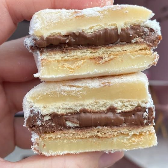 Brigadeiro de ninho maravilhoso + biscoito maisena + nutella pura