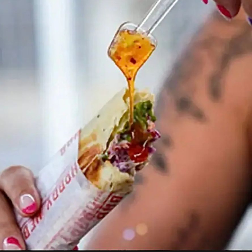 Pão sírio de 25cm recheado com carne suína bem temperada, alface fresco, tomate maduro e cebola temperada. Acompanha molho agridoce.