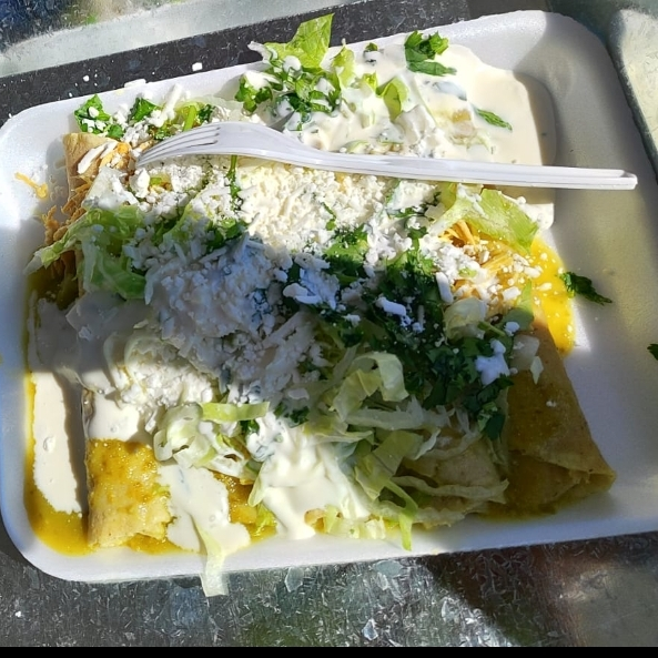 Enchiladas y Refresco