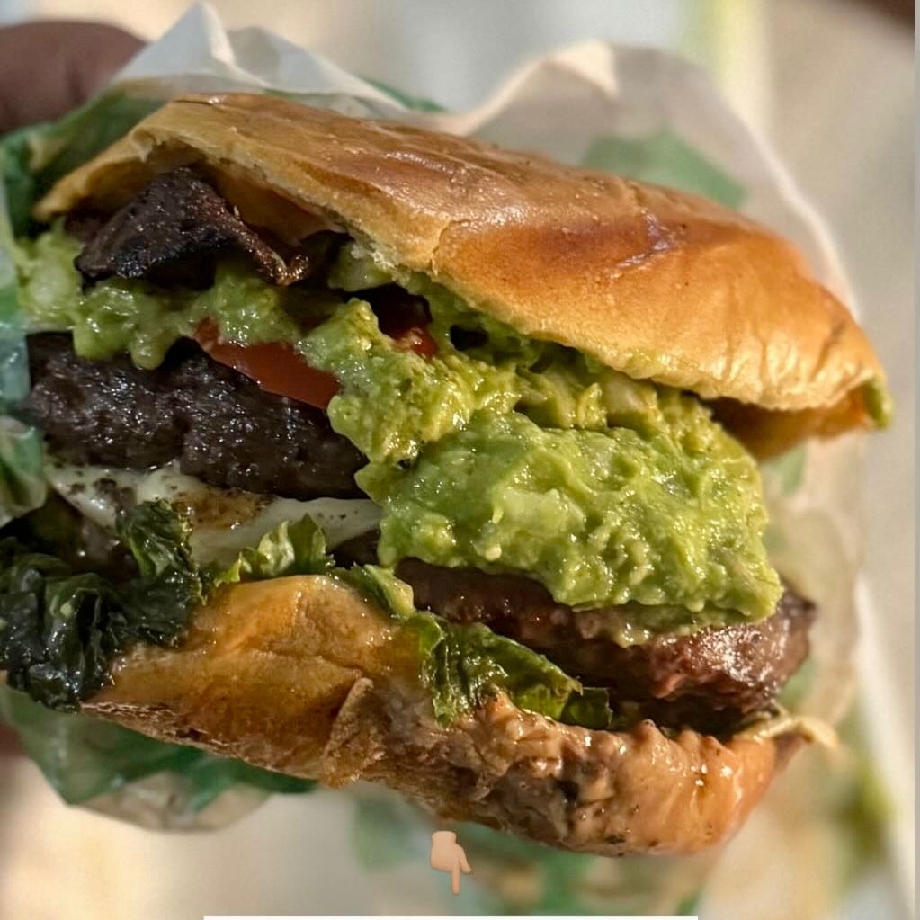Hamburguesa Guacamole Tocino, incluye p y b