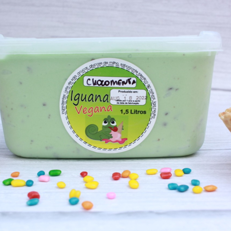 Delicioso sorvete artesanal, produzido com leite de soja, sabor menta com flocos de chocolate vegano