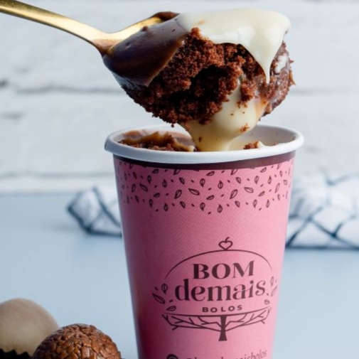 Bolo de chocolate 50% cacau intercalado com nosso delicioso brigadeiro ao leite casadinho com o creme trufado branco um casamento perfeito. Realmente Apaixonante.
Categorias doces & bolos
Doce e sobremesa
Bom e barato "Taxa na Faixa"