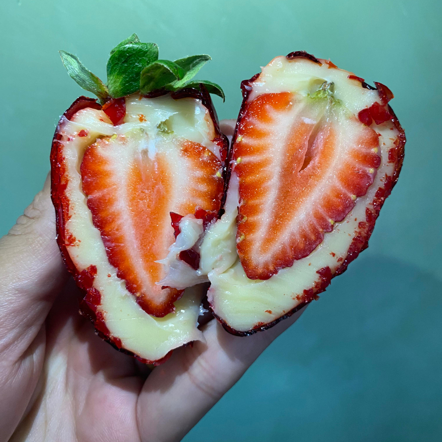 Um delicioso morango do amor, com recheio de leite ninho envolto com uma camada de caramelo!