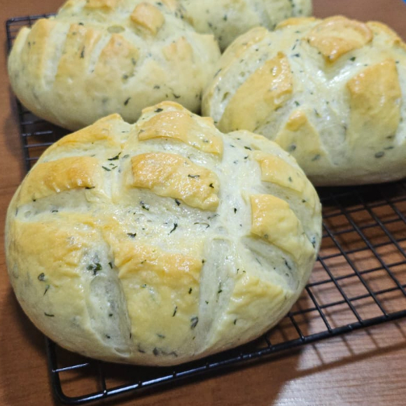 Uma unidade do nosso pão de fermentação mista com crosta delicada e miolo macio, com um toque de manjericão infusionado no azeite. Perfeito para a sua tábua de queijos ou quentinho com manteiga! Aprox. 200g.
