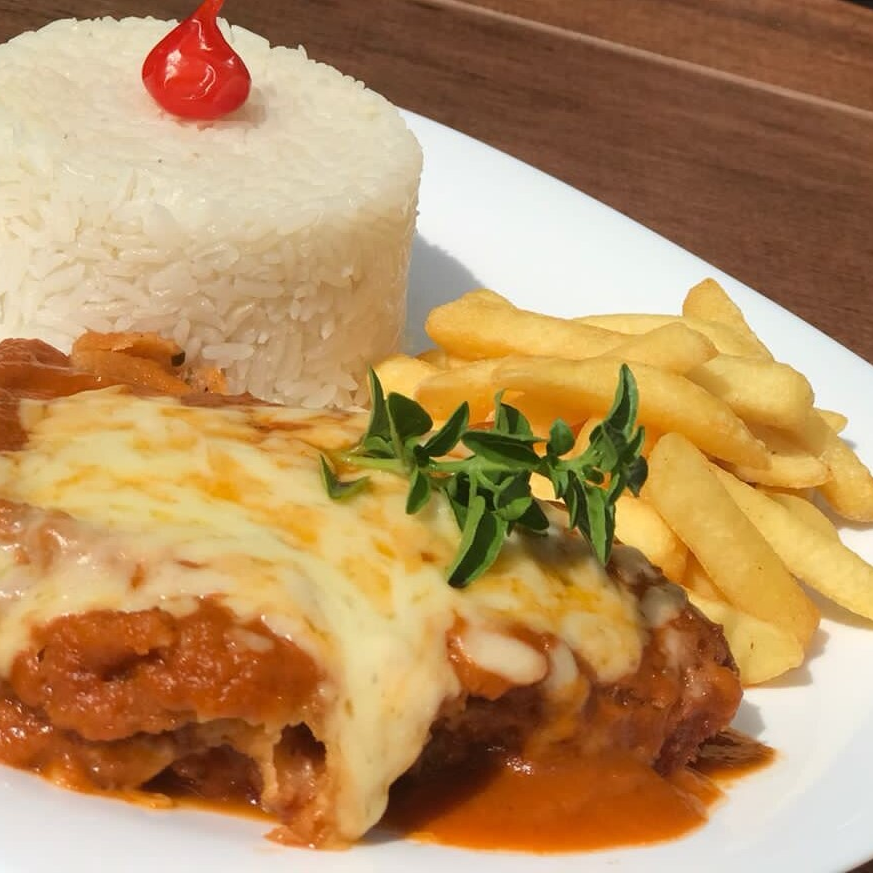 Bife à parmegiana tradicional, empanado e frito, coberto com molho de tomate caseiro e queijo derretido. Acompanha arroz soltinho e batata frita crocante.