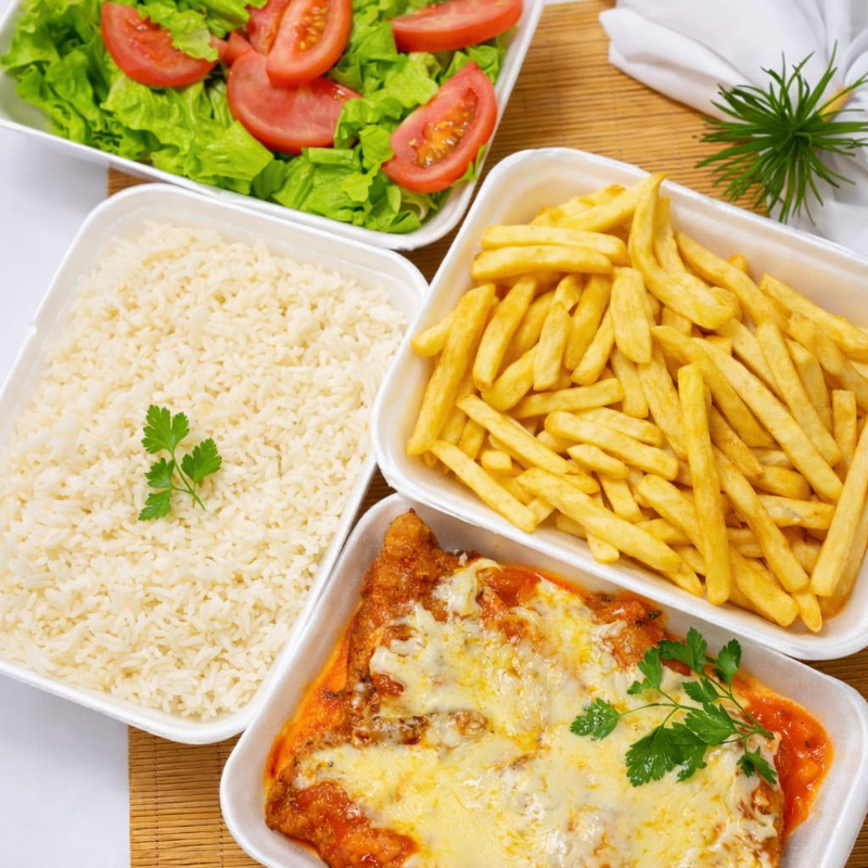 Para matar a fome da familia toda, acompanha uma porção de arroz de 600g, uma porcção de batata frita de 500g, uma porção de salada fresca e em media de 1kg de parmegiana com muito queijo + Coca-Cola 2l de cortesia