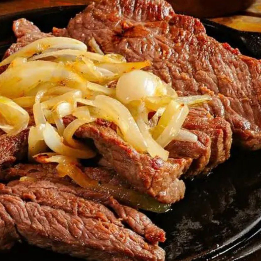 Carne de sol cozida na manteiga de garrafa, trazendo um sabor autêntico e especial.