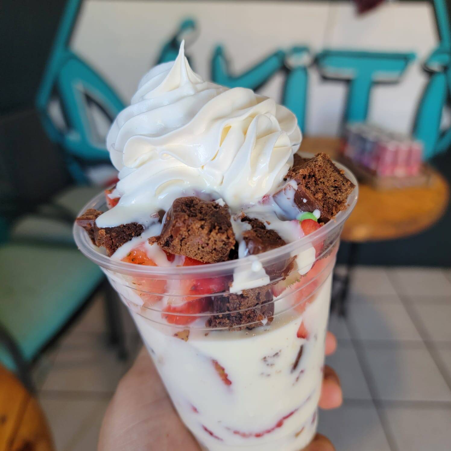 FRESAS CON CREMA Y BROWNIE