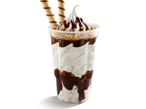 Bebida láctea sabor baunilha com uma super camada de cobertura sabor chocolate e ainda por cima com farofa de paçoca. O canudo completa a tentação