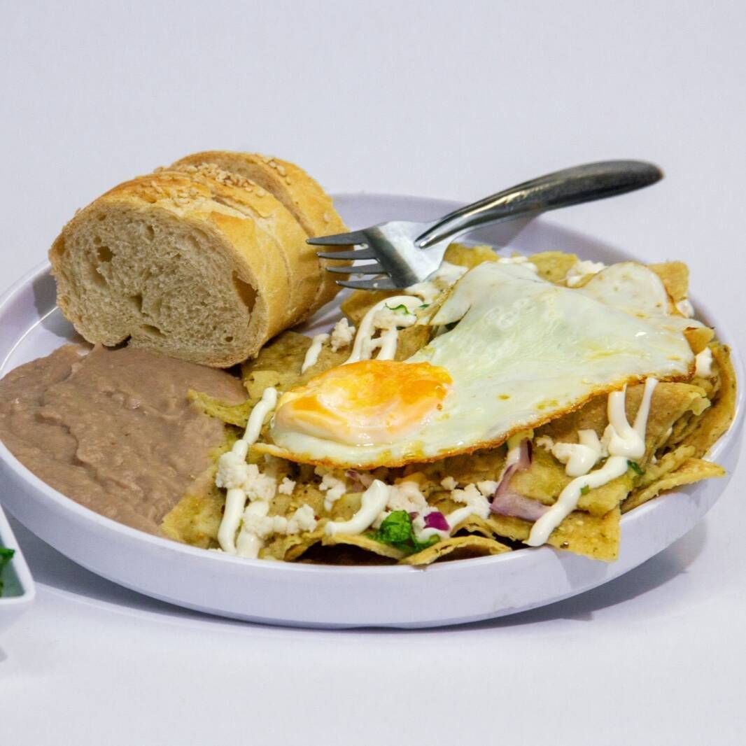 Chilaquiles con Huevos Revueltos