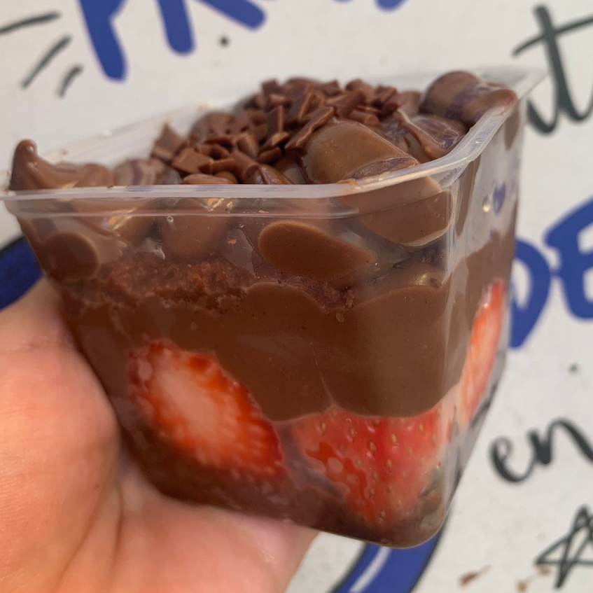 Nossa Massa Fofinha E Molhadinha + Duas Camadas De Recheios De Brigadeiro Com Morangos, Finalizado Com Granulado Preto.