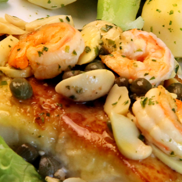 Filés de salmão ao molho de alcaparras, champignon e camarões puxados na manteiga. Acompanha arroz