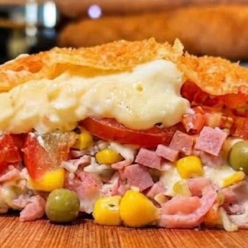 Presunto, queijo, catupiry, tomate, milho e azeitona.