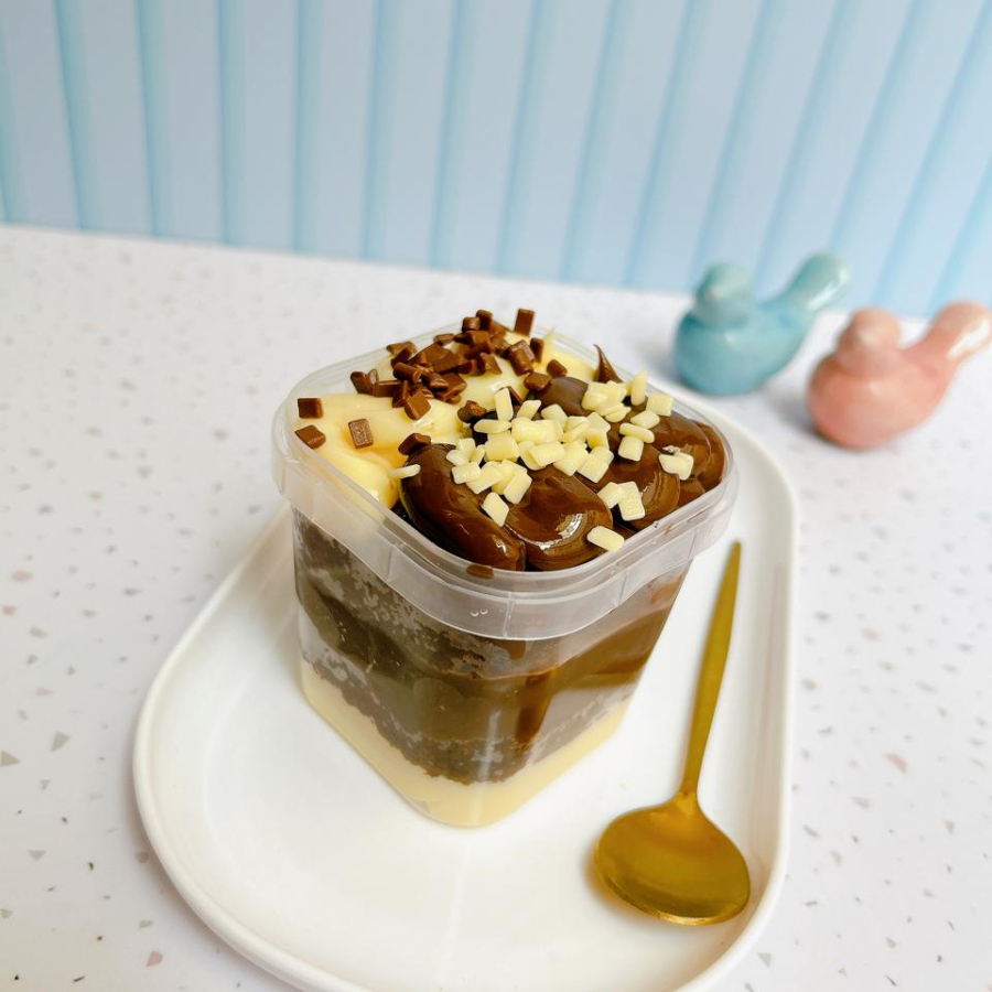 Feito para os amantes da combinação perfeita entre Ninho e chocolate! Camadas de brigadeiro cremoso de Ninho, brigadeiro de chocolate e massa molhadinha. Uma explosão de sabor que é impossível resistir!