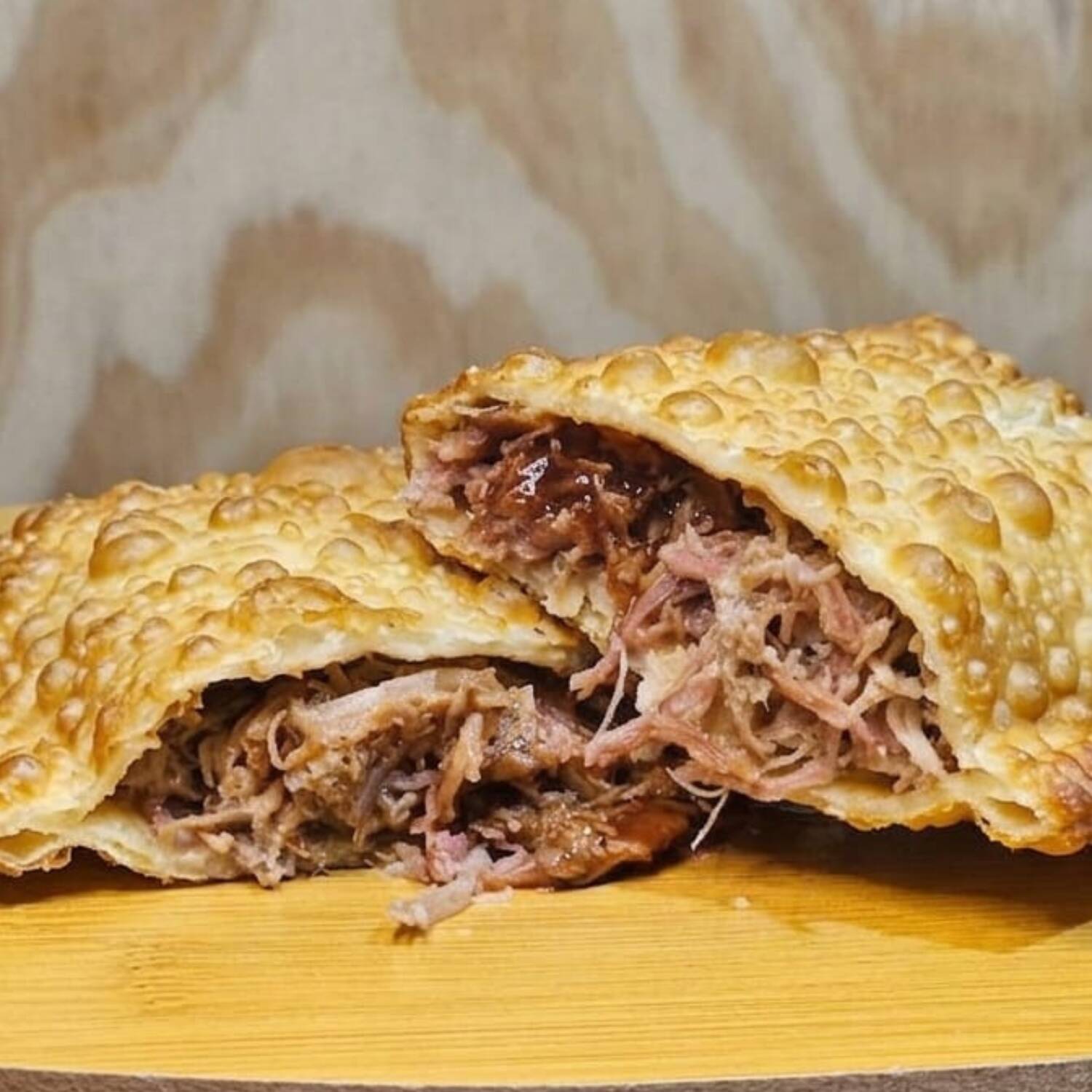 Delicioso pastel recheado com costelinha suína desfiada e molho barbecue, uma combinação irresistível de sabores e texturas.