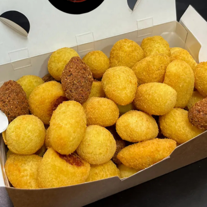 200 salgadinhos fritos tamanho festa (20–25g cada). Ideal para reuniões, pequenas festas ou confraternizações.