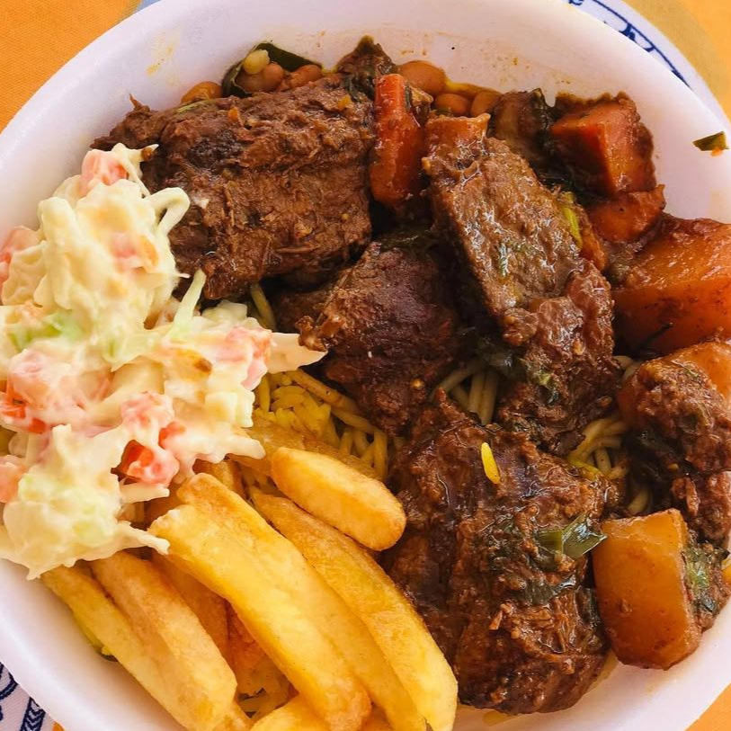 Língua Guisada macia e suculenta, cozida lentamente em molho caseiro cheio de sabor! Carne que desmancha na boca, bem temperada e irresistível. Acompanha arroz, feijão e guarnição.