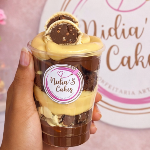 Copo da felicidade Ouro Branco é uma dupla delícia , repleta de um maravilhoso brigadeiro de chocolate branco Galak, pedaços suculentos de brownie , perfeito bombom Ouro Branco. Para finalizar, nossa criação com um irresistível brigadeiro ao leite. Este é um verdadeiro copo da felicidade, uma explosão de sabores inigualáveis que prometem encantar o seu paladar. ---------------tags------------------- Copo de felicidade, choco morango, copao , delicia, chocolate, galak, morango, sobremesa, doces, ferrero rocher , Ouro Branco, brownie, Kinder bueno, doce de leite, Ninho com morango,Ninho com Nutella, ofertas, desconto, entrega rapida, cupons, entrega gratis