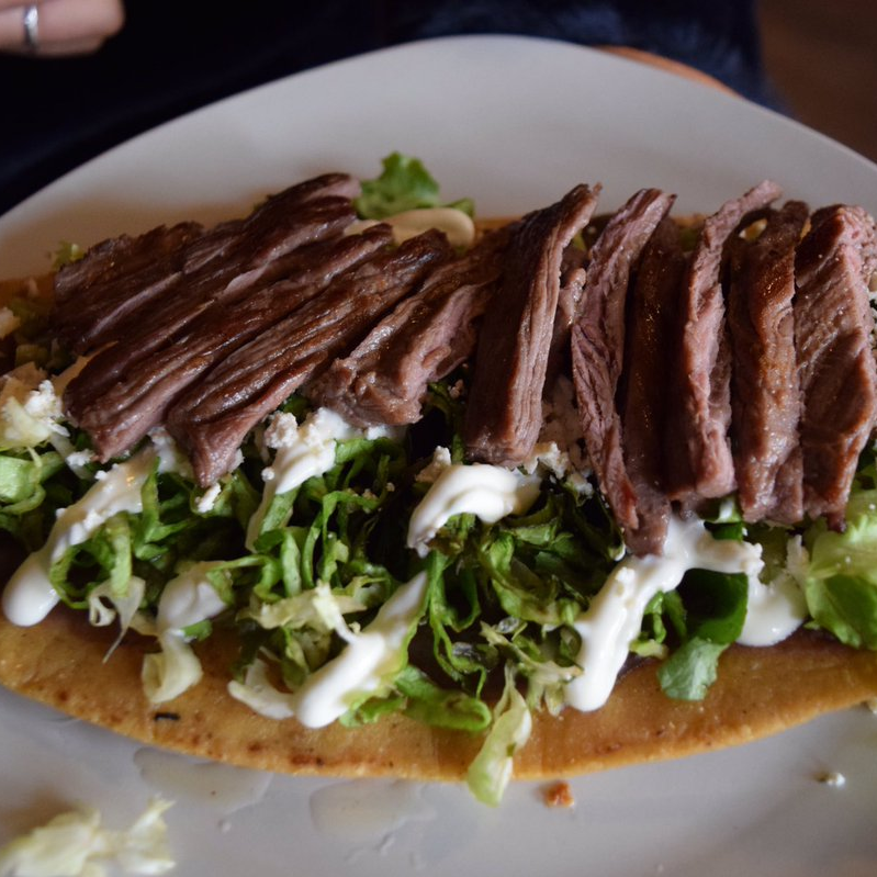Huarache de Sirloin con Queso Fundido