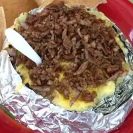 Papa asada con carne asada