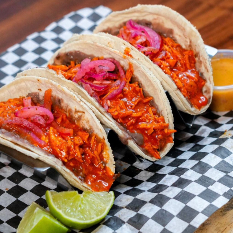 TRES TACOS DE COCHINITA PIBIL