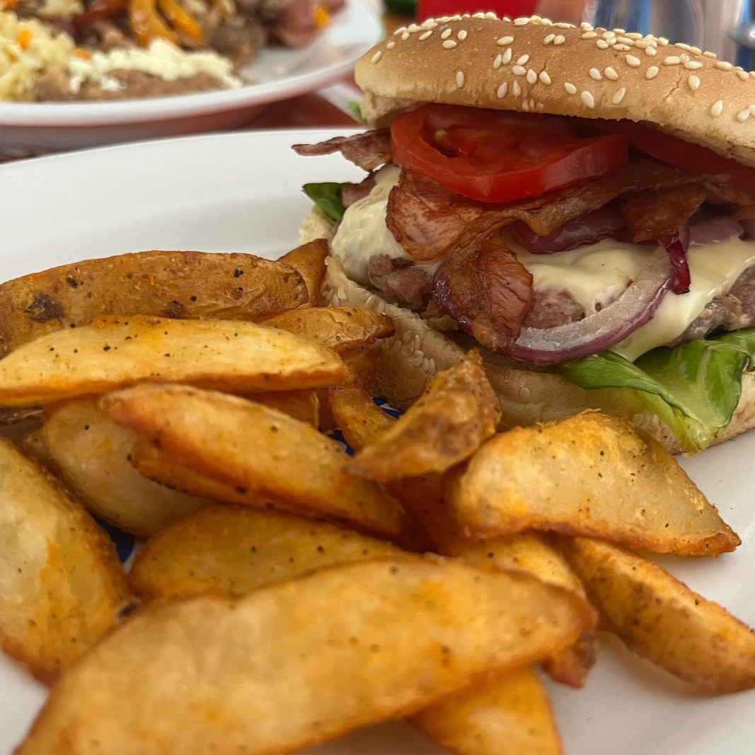Hamburguesa de Res con Papas