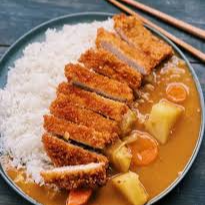 Arroz com curry japonês a base de carne, legumes e especiarias, acompanhado de carne suína empanada bem crocante.