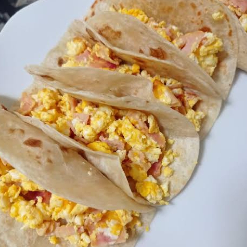 TACO DE HUEVO CON TOCINO