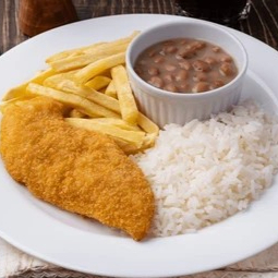 Filé de frango empanado, dourado e crocante por fora, macio e suculento por dentro. Acompanha arroz soltinho, feijão caseiro bem temperado e batatas fritas crocantes. Uma refeição completa e cheia de sabor.
