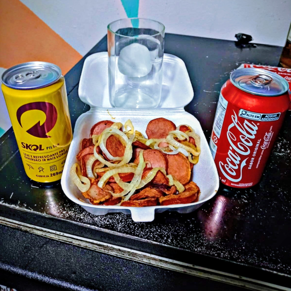 Nosso combo acompanha 300gr de calabresa acebolada + 1 coca lata geladinha+ 1 Skol trincando + 1 copo de vidro personalizado