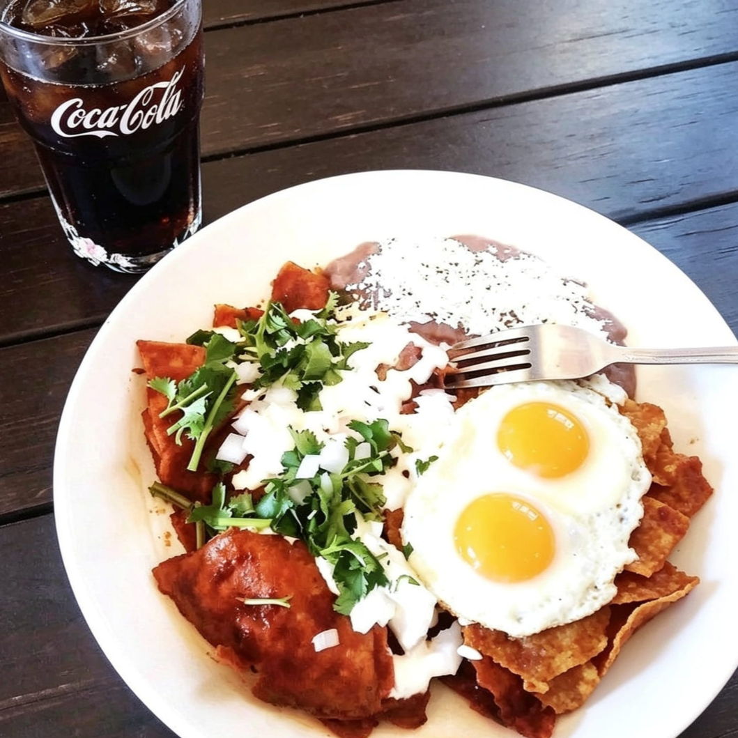 Chilaquiles con Huevo y Bebida