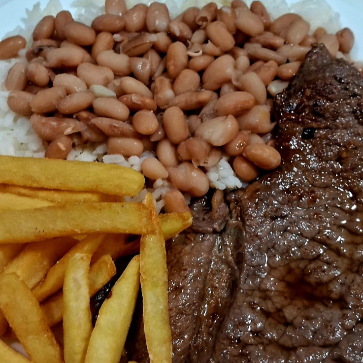 Arroz, Feijão , /mistura bife acebolado/ guarnição batatas fritas e caboteá /salada alface e tomate (comida caseira)