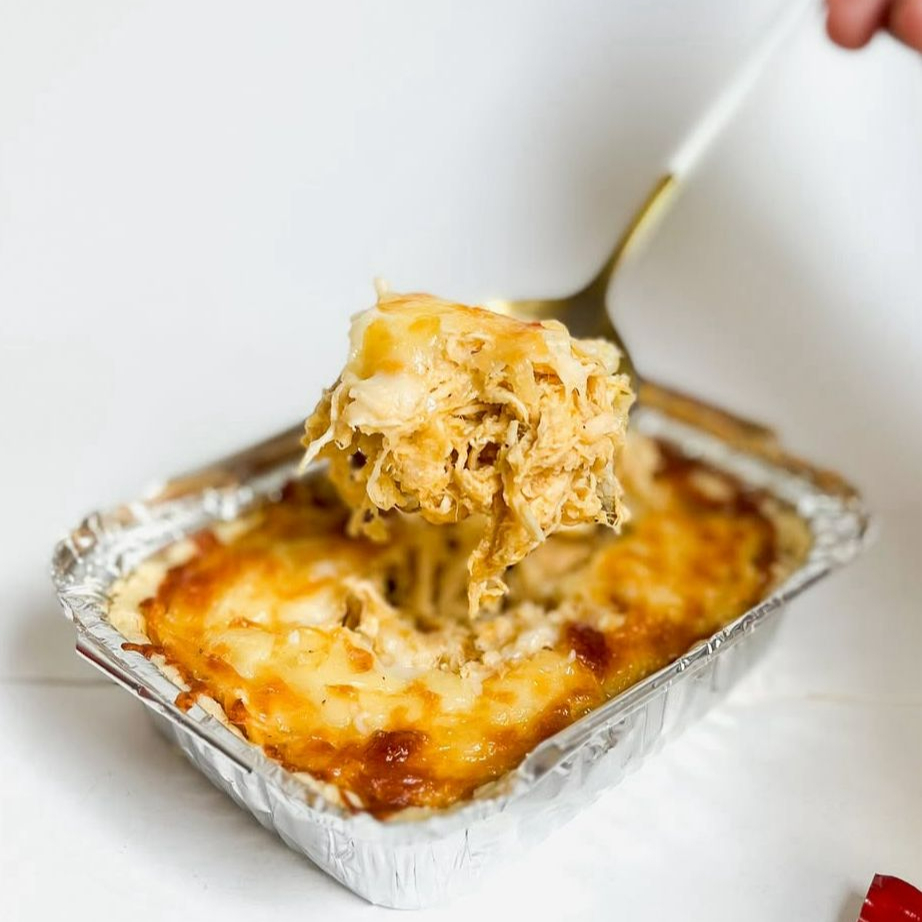 Nosso empadão é feito com uma massa leve, macia e amanteigada que desmancha na boca, recheado com frango desfiado super temperado, combinado com muito requeijão cremoso e finalizado com uma generosa camada de queijo gratinado douradinho por cima 🤤🧀 Cada pedaço é uma verdadeira explosão de sabor e cremosidade, perfeito pra quem quer comer bem e se surpreender a cada garfada.