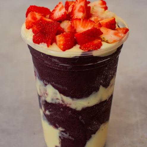Açaí, creme de ninho, Morango, leite condensado e leite em pó