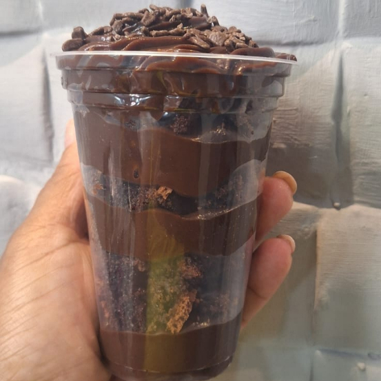 Delicia no pote, uma camada generosa de Brigadeiro gourmet, Brownie, outra camada generosa de brigadeiro de Ninho, e coberto com chantyli