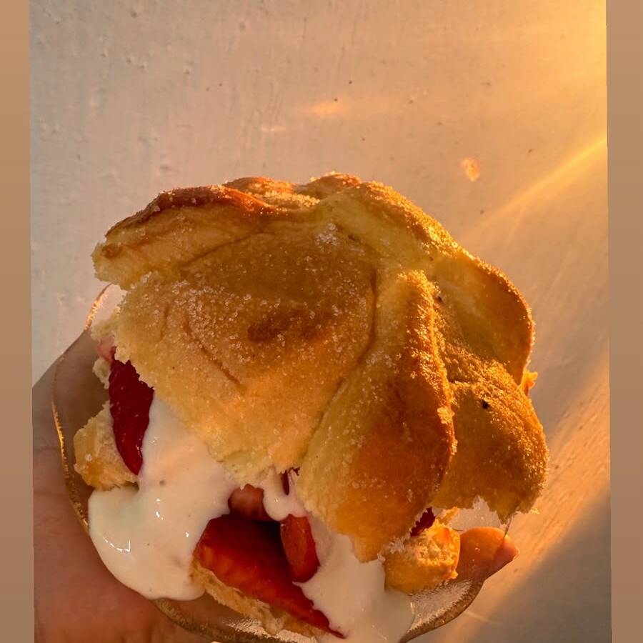 Pan de Muerto con Una Dosis de Fresas con Crema