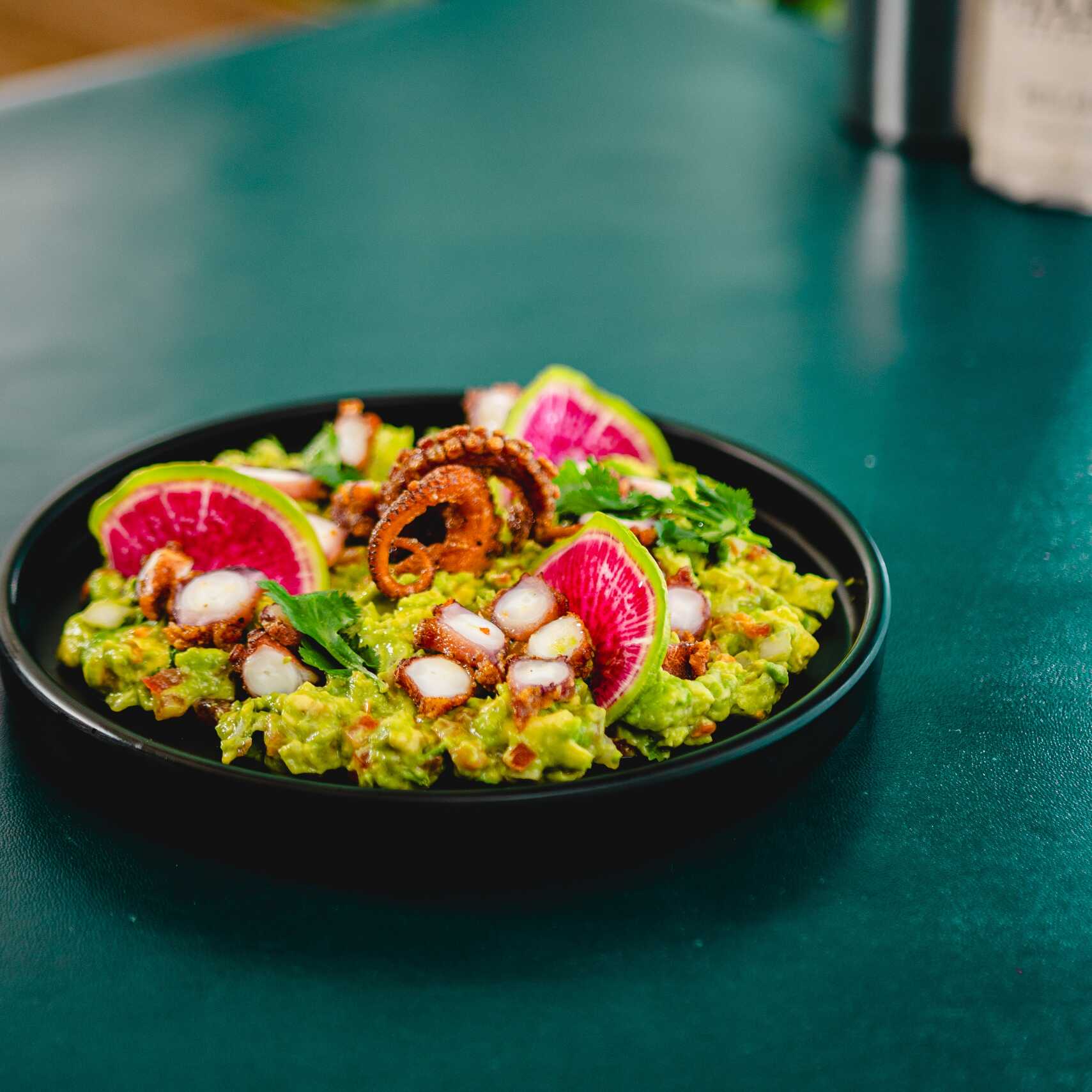 Guacamole con Chicharron de Pulpo