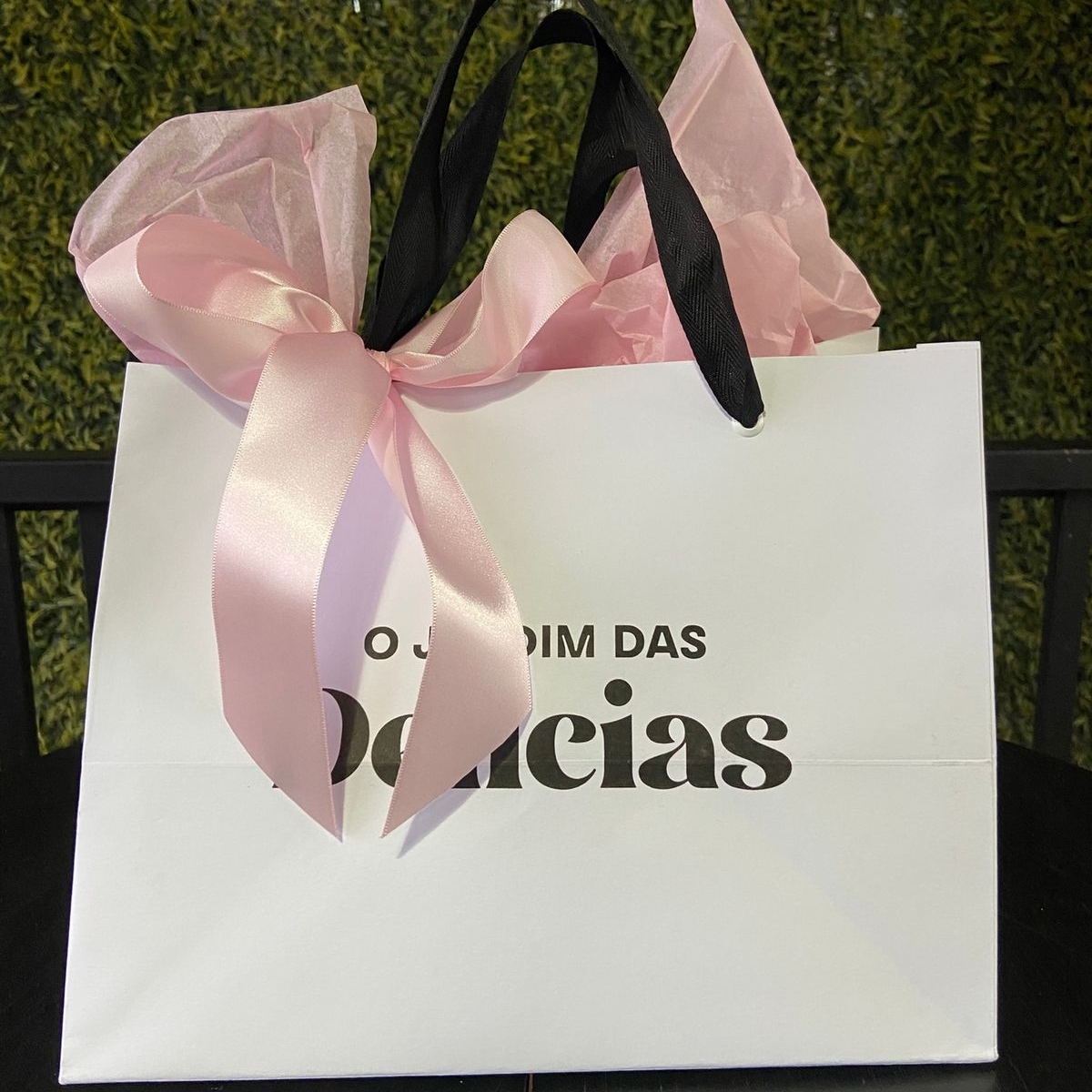 (medida 28X18X22 cm) Sacola personalizada d'O Jardim das delícias, ideal para você compor um presente para uma pessoa especial.