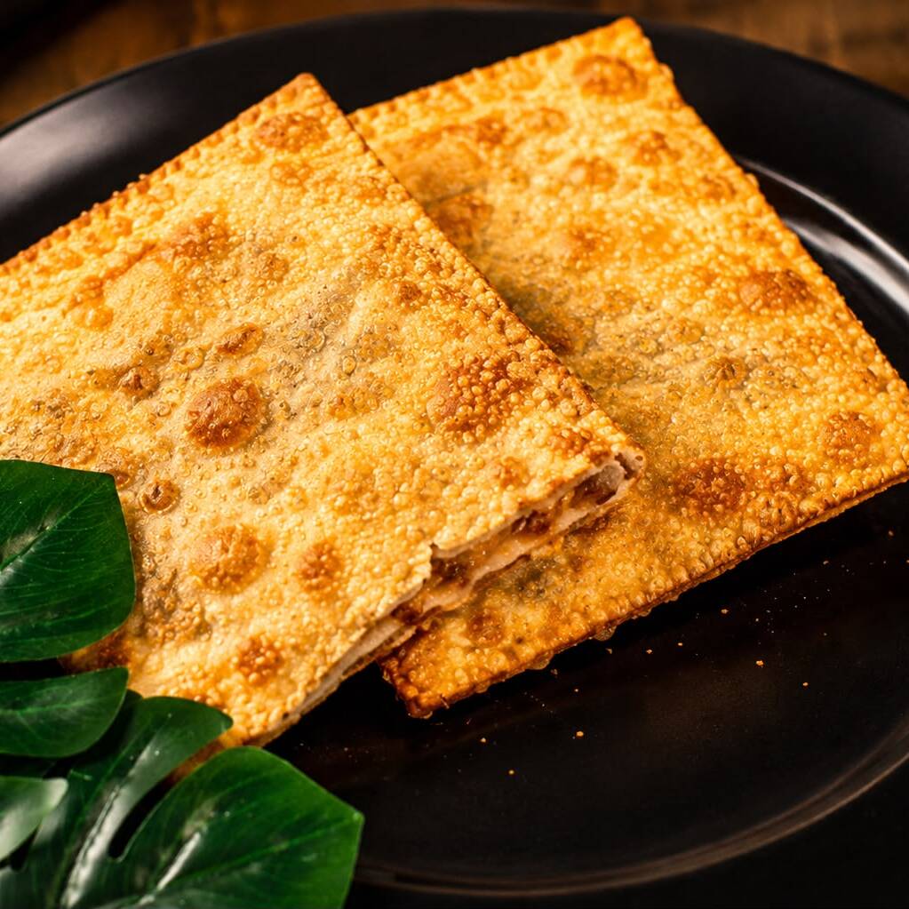Leve, sequinho e irresistivelmente crocante, perfeito para quem aprecia a tradição de um pastel fresquinho. Não possui opção de borda recheada ou adicionais.