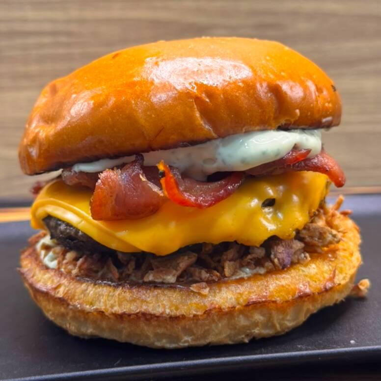 delicioso lanche especial de hamburguer artesanal , acompanha pão de hamburguer , maionese verde , hamburguer artesanal 100g , Bacon Crocante , cheddar fatiado , cebola crispim , catchup