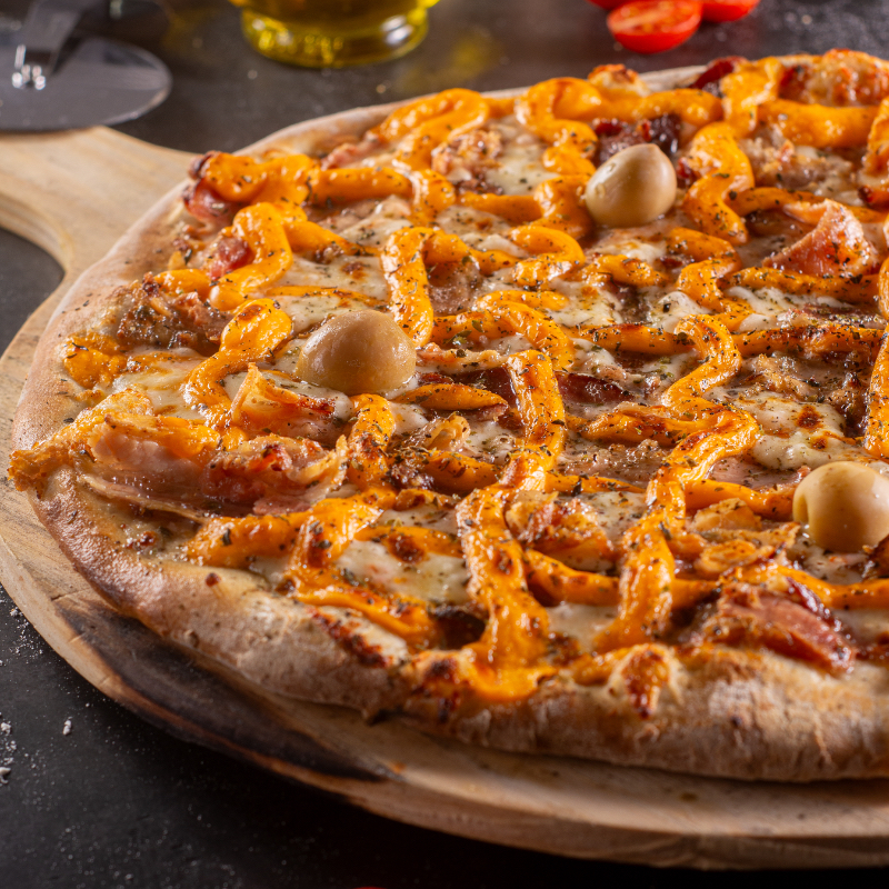 Bacon, Molho de Tomate, Cream Cheese, Mussarela, Azeitona, Orégano