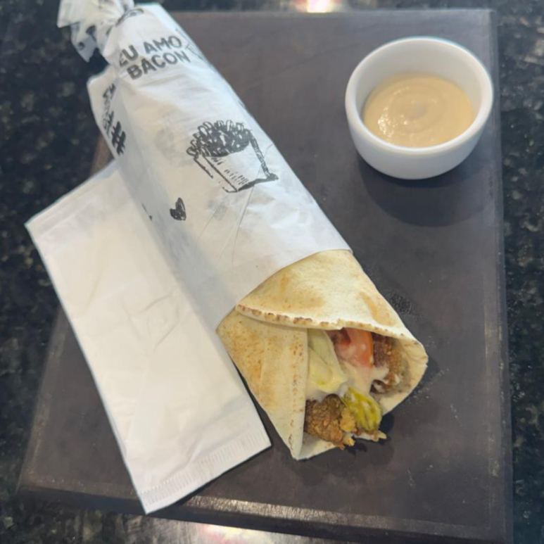 3 bolinhas de falafel (grão de bico frito), tahine,
tomate, picles e alface, servidos no pão Sirio